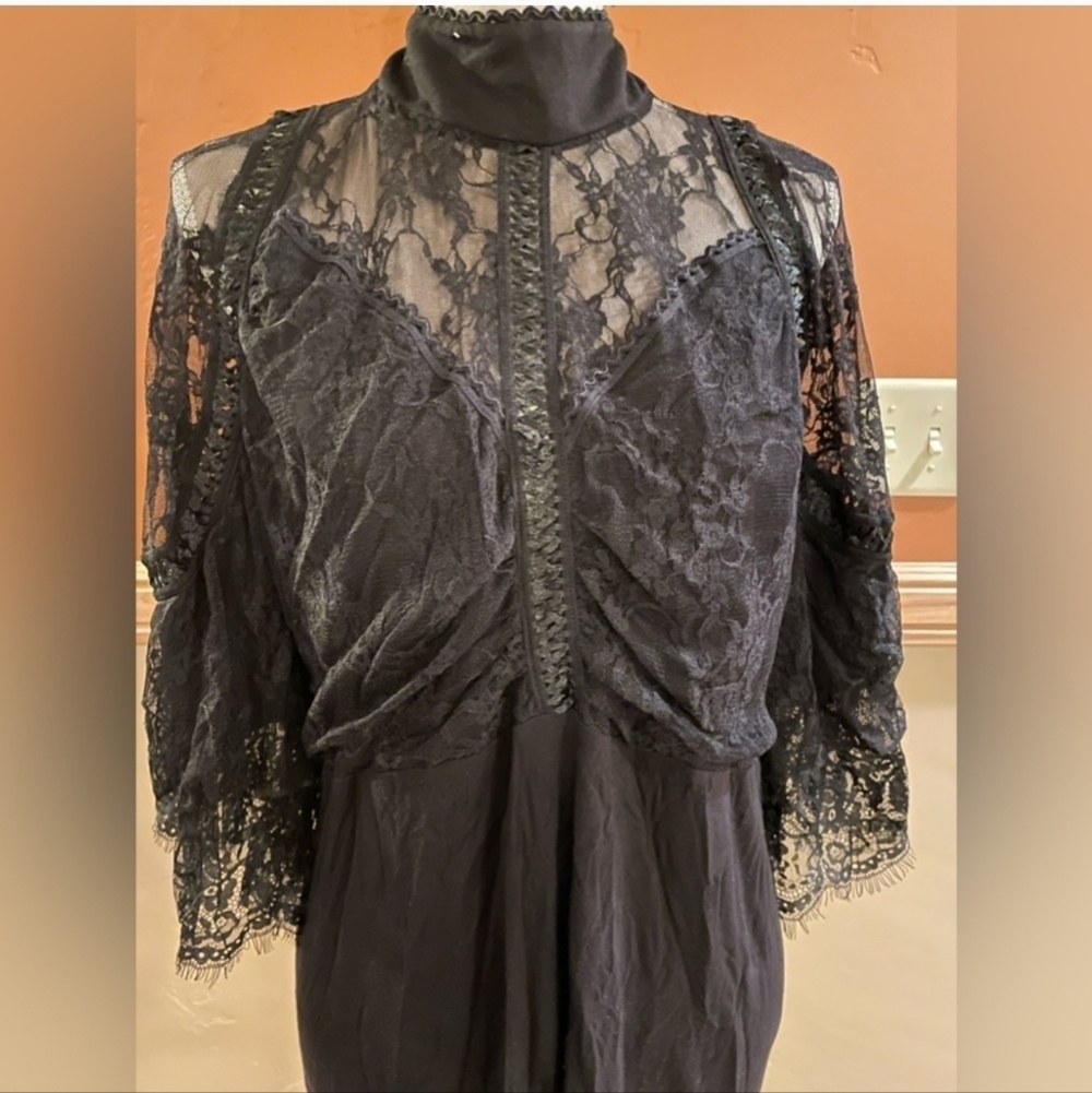 NWOT Gorgeous VENUS Sexy lace Blouse 2x
